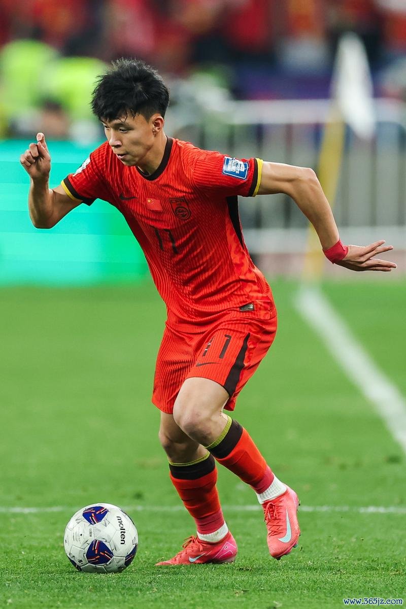 足球报：王钰栋等新星的海外发展与中超新人培养理念