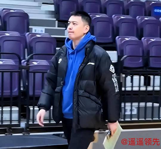 CCTV5直播聚焦：辽宁男篮大战山东高速，杨鸣与邱彪教练智斗，胜负难料